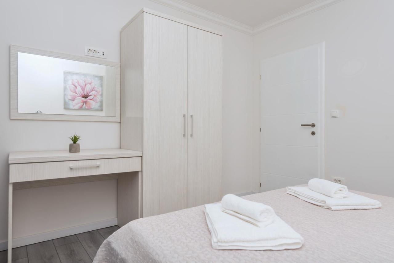מאקרסקה Apartments Petrusic מראה חיצוני תמונה