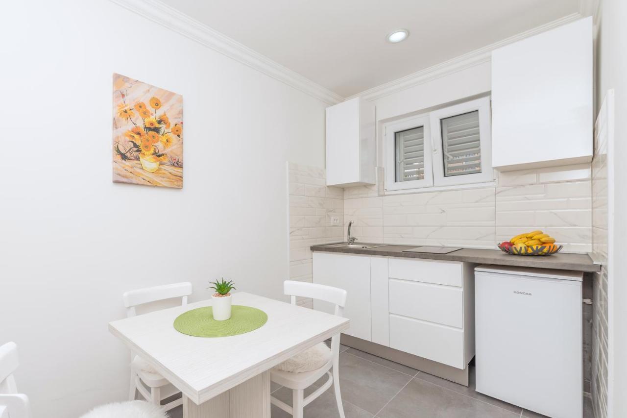 מאקרסקה Apartments Petrusic מראה חיצוני תמונה